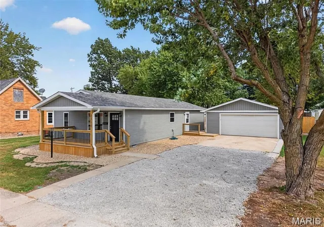 Photo 1 of Single family home for sale at 1514 N Jefferson St, Litchfield, IL 62056 | MLS# MIS26063641 | Listing updated on 2026-10-06