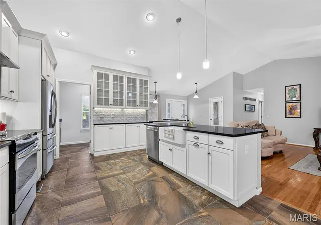 Photo 3 of Sale Pending at 1092 Johanna Dr, Ballwin, MO 63021 | MLS# MIS26063642 | Listing updated on 2026-10-04