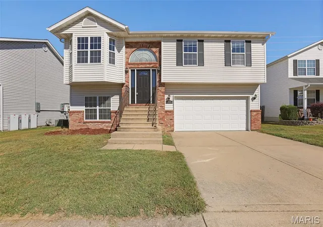 Single family home for sale at 2217 Hunters Point Dr, Granite City, IL 62040 | MLS# MIS26063656