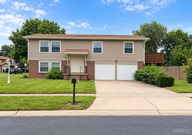 Photo 2 of Single family home for sale at 6113 Lake Paddock Dr, Florissant, MO 63033 | MLS# MIS26063657 | Listing updated on 2026-10-03