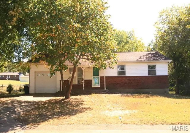 Photo 1 of Single family home for sale at 212 E Hillside Dr, Farmington, MO 63640 | MLS# MIS26063660 | Listing updated on 2026-10-07