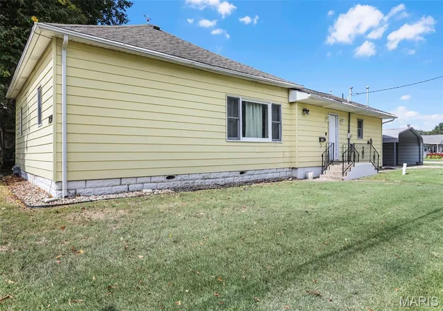 Photo 2 of Single family home for sale at 737 E Pearl St, Staunton, IL 62088 | MLS# MIS26063661 | Listing updated on 2026-10-03
