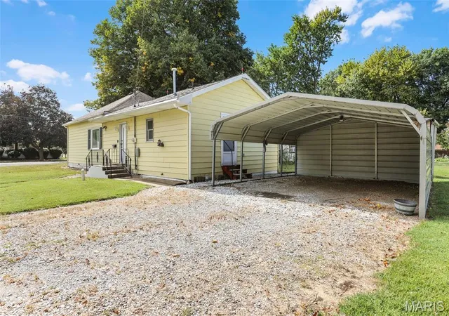 Photo 25 of Single family home for sale at 737 E Pearl St, Staunton, IL 62088 | MLS# MIS26063661 | Listing updated on 2026-10-27