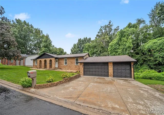 Photo 1 of Sale Pending at 9 Beatrice Ct, East Alton, IL 62024 | MLS# MIS26063669 | Listing updated on 2026-10-06