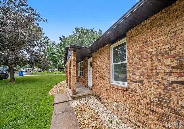 Photo 2 of Sale Pending at 9 Beatrice Ct, East Alton, IL 62024 | MLS# MIS26063669 | Listing updated on 2026-10-06