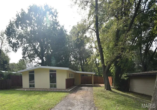Photo 1 of Single family home for sale at 770 Bobbins Ln, Florissant, MO 63033 | MLS# MIS26063681 | Listing updated on 2026-10-05