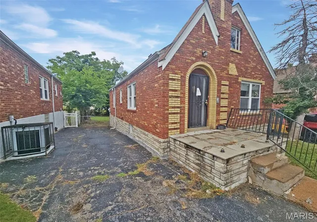 Photo 2 of Single family home for sale at 8729 Acacia Dr, Saint Louis, MO 63136 | MLS# MIS26063714 | Listing updated on 2026-10-02