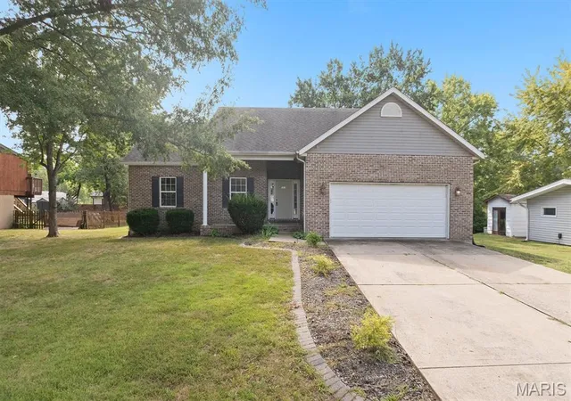 Photo 2 of Single family home for sale at 381 High Point Dr, Edwardsville, IL 62025 | MLS# MIS26063728 | Listing updated on 2026-10-02
