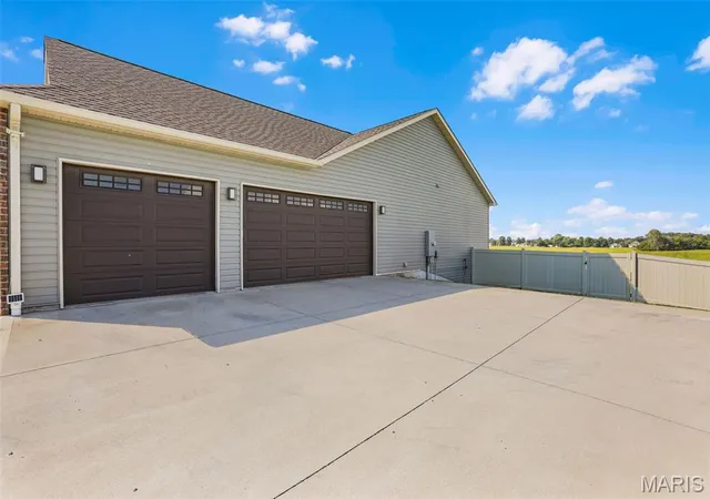 Photo 4 of Single family home for sale at 8357 Maple Grv Rd, Troy, IL 62294 | MLS# MIS26063730 | Listing updated on 2026-10-14