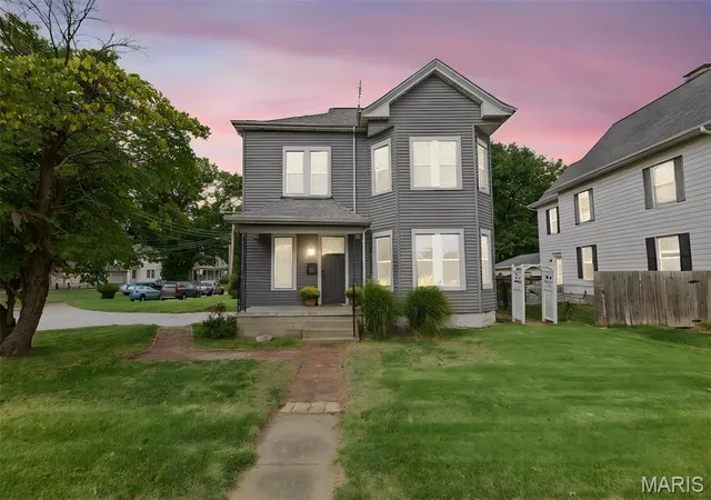Photo 1 of Single family home for sale at 3010 College Ave, Alton, IL 62002 | MLS# MIS26063732 | Listing updated on 2026-10-02
