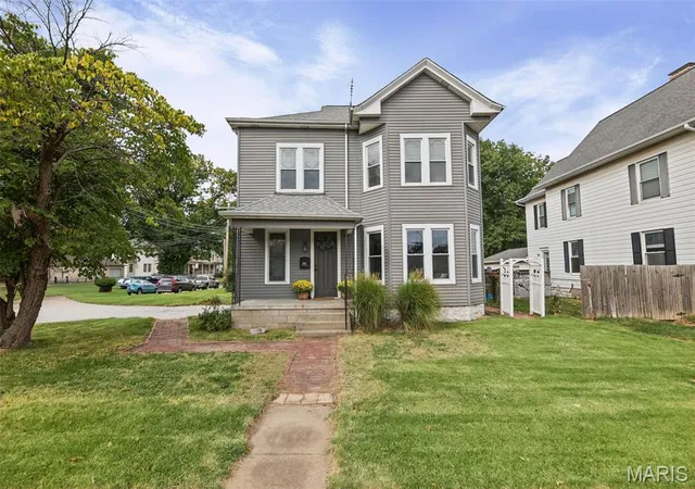 Photo 2 of Single family home for sale at 3010 College Ave, Alton, IL 62002 | MLS# MIS26063732 | Listing updated on 2026-10-02