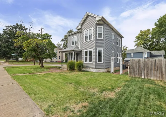 Photo 3 of Single family home for sale at 3010 College Ave, Alton, IL 62002 | MLS# MIS26063732 | Listing updated on 2026-10-02