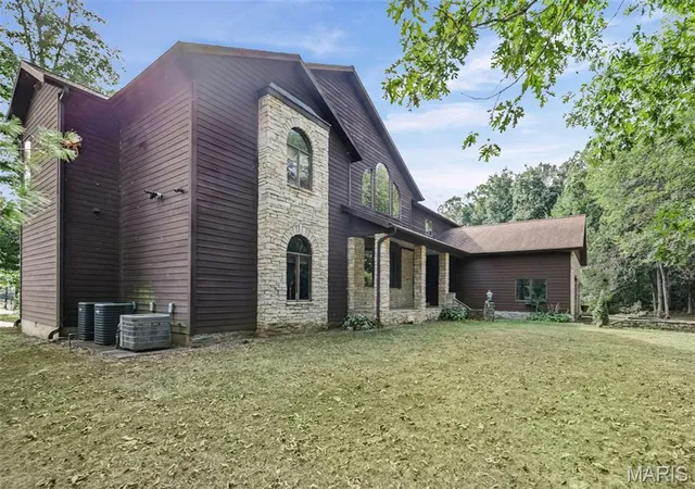 Photo 3 of Single family home for sale at 190 Greenview Rd, Centralia, IL 62801 | MLS# MIS26063751 | Listing updated on 2026-10-03