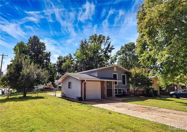 Photo 2 of Single family home for sale at 11808 Boward Ct, Maryland Heights, MO 63043 | MLS# MIS26063760 | Listing updated on 2026-10-03