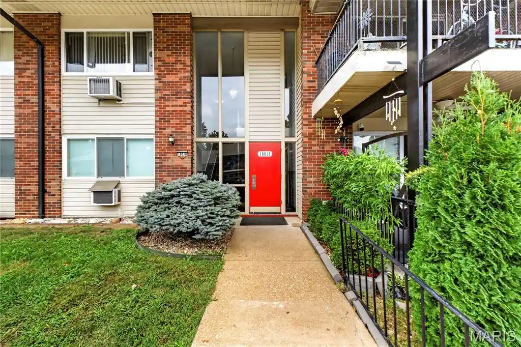 Listing Photo 2 - Condo for sale in 10018 Bunker Hl Dr located at 10018 Bunker Hl Dr, St. Louis, MO 63123 - Unit 10018 Bunker Hl Dr