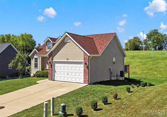 Photo 3 of Single family home for sale at 1007 Wrigley Cir, Warrenton, MO 63383 | MLS# MIS26063775 | Listing updated on 2026-10-08