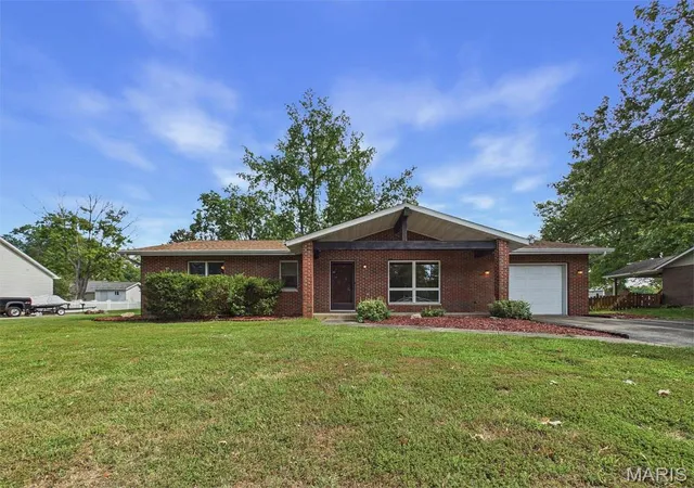 Photo 1 of Sale Pending at 116 Mark Trl Dr, Glen Carbon, IL 62034 | MLS# MIS26063785 | Listing updated on 2026-10-05