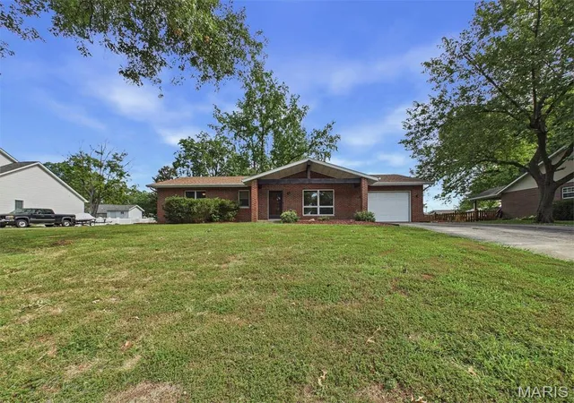 Photo 2 of Sale Pending at 116 Mark Trl Dr, Glen Carbon, IL 62034 | MLS# MIS26063785 | Listing updated on 2026-10-05