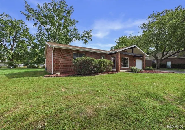 Photo 3 of Sale Pending at 116 Mark Trl Dr, Glen Carbon, IL 62034 | MLS# MIS26063785 | Listing updated on 2026-10-05