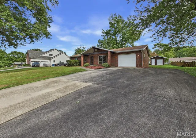 Photo 3 of Sale Pending at 116 Mark Trl Dr, Glen Carbon, IL 62034 | MLS# MIS26063785 | Listing updated on 2026-10-05