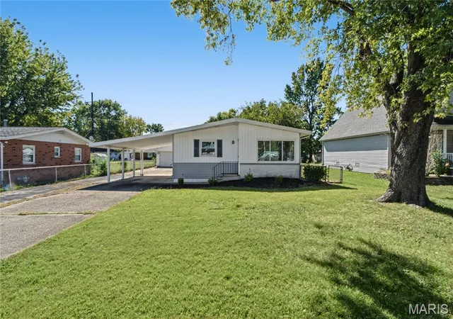 Photo 3 of Single family home for sale at 2614 Pine St, Granite City, IL 62040 | MLS# MIS26063802 | Listing updated on 2026-10-07