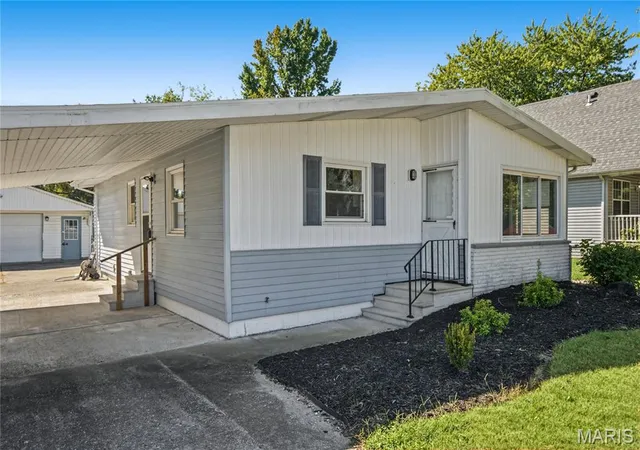 Photo 4 of Single family home for sale at 2614 Pine St, Granite City, IL 62040 | MLS# MIS26063802 | Listing updated on 2026-10-07