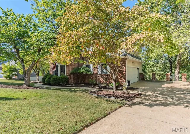 Photo 2 of Single family home for sale at 727 Heatherstone Dr, High Ridge, MO 63049 | MLS# MIS26063803 | Listing updated on 2026-10-09