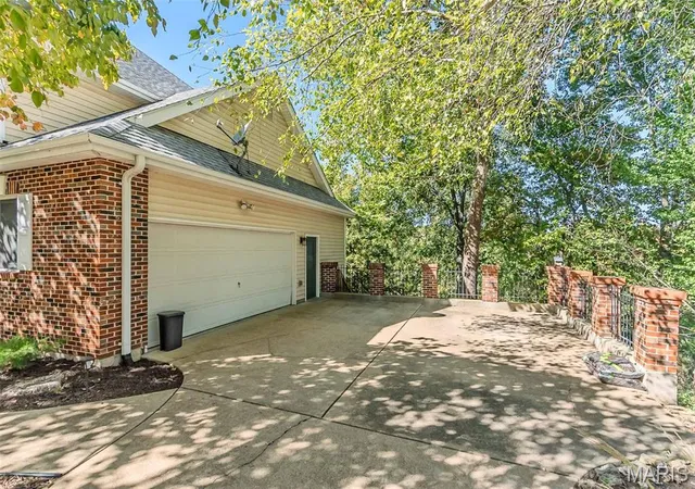 Photo 3 of Single family home for sale at 727 Heatherstone Dr, High Ridge, MO 63049 | MLS# MIS26063803 | Listing updated on 2026-10-09