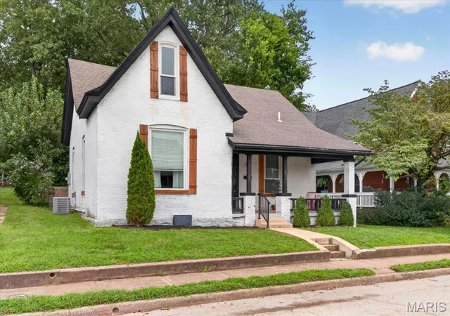Photo 1 of Single family home for sale at 614 S High St, Belleville, IL 62220 | MLS# MIS26063814 | Listing updated on 2026-10-07