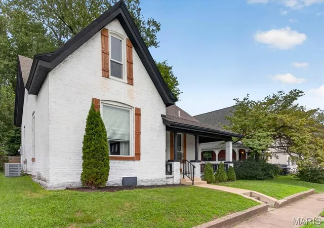Photo 2 of Single family home for sale at 614 S High St, Belleville, IL 62220 | MLS# MIS26063814 | Listing updated on 2026-10-07