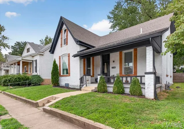 Photo 3 of Single family home for sale at 614 S High St, Belleville, IL 62220 | MLS# MIS26063814 | Listing updated on 2026-10-07