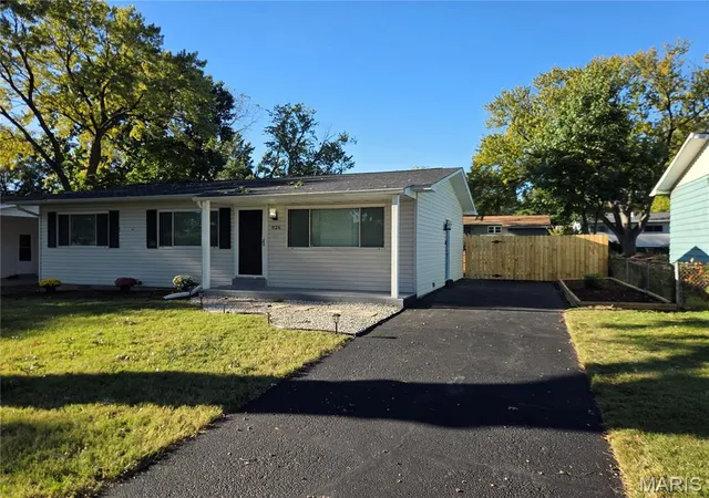 Photo 1 of Single family home for sale at 926 Chula Dr, Hazelwood, MO 63042 | MLS# MIS26063822 | Listing updated on 2026-10-06