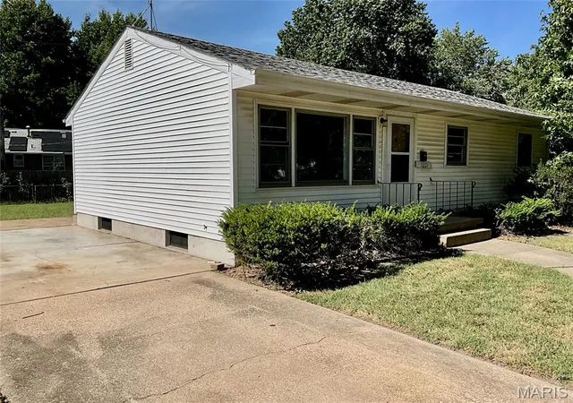 Photo 3 of Single family home for sale at 3221 Aubrey Ave, Granite City, IL 62040 | MLS# MIS26063824 | Listing updated on 2026-10-04