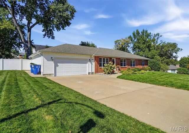 Photo 2 of Sale Pending at 8811 Watson Woods Ct, Saint Louis, MO 63126 | MLS# MIS26063825 | Listing updated on 2026-10-06