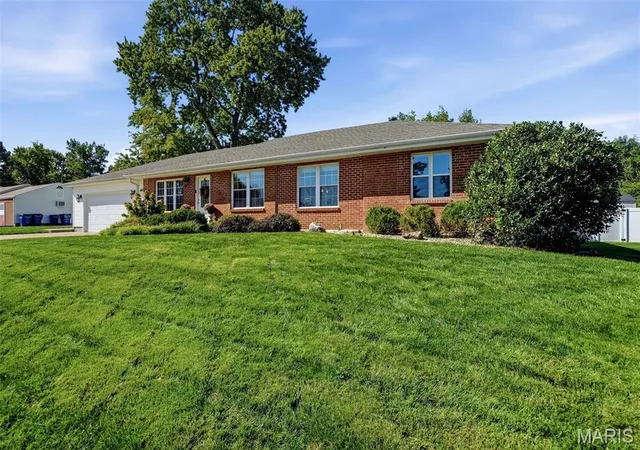 Photo 3 of Sale Pending at 8811 Watson Woods Ct, Saint Louis, MO 63126 | MLS# MIS26063825 | Listing updated on 2026-10-06