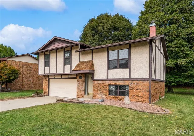 Photo 3 of Single family home for sale at 221 Blanc Lee Dr, Belleville, IL 62226 | MLS# MIS26063832 | Listing updated on 2026-10-15