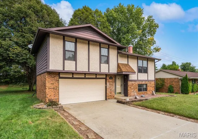 Photo 3 of Single family home for sale at 221 Blanc Lee Dr, Belleville, IL 62226 | MLS# MIS26063832 | Listing updated on 2026-10-15