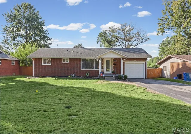Single family home for sale at 806 Willoway Ave, East Alton, IL 62024 | MLS# MIS26063843
