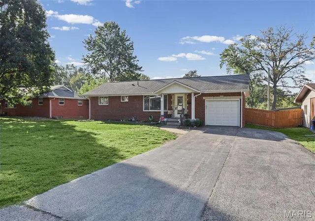 Photo 1 of Single family home for sale at 806 Willoway Ave, East Alton, IL 62024 | MLS# MIS26063843 | Listing updated on 2026-10-14