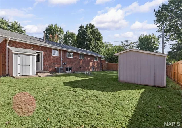 Photo 3 of Single family home for sale at 806 Willoway Ave, East Alton, IL 62024 | MLS# MIS26063843 | Listing updated on 2026-10-14