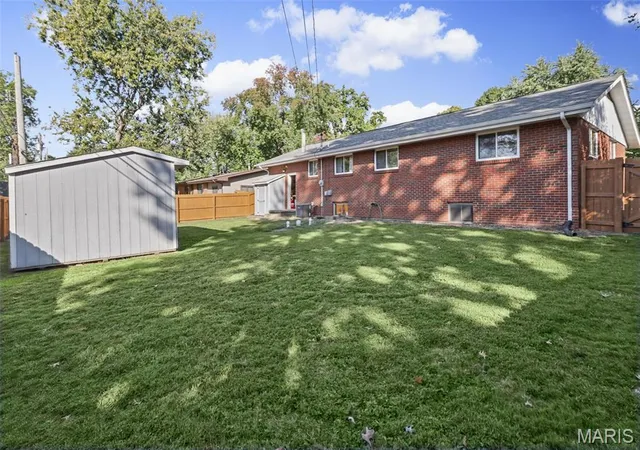 Photo 4 of Single family home for sale at 806 Willoway Ave, East Alton, IL 62024 | MLS# MIS26063843 | Listing updated on 2026-10-14