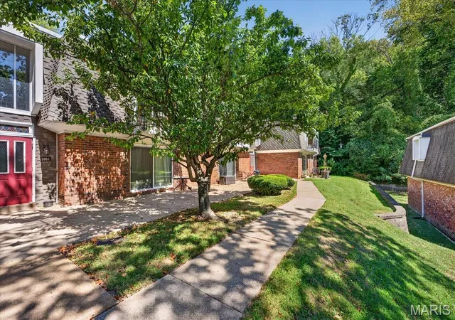 Photo 3 of Condo for sale at 1063 Lafayette Ct, Collinsville, IL 62234 | MLS# MIS26063846 | Listing updated on 2026-10-06