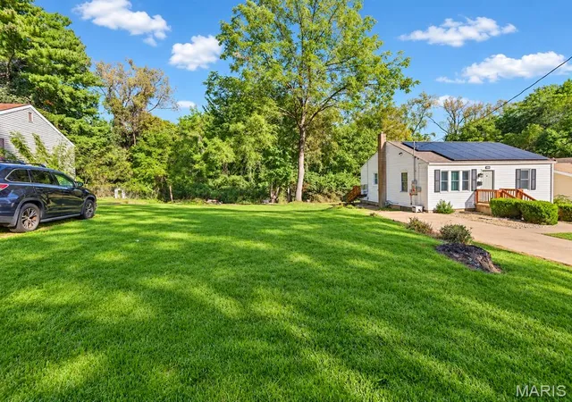 Photo 2 of Single family home for sale at 2425 Gillis St, Alton, IL 62002 | MLS# MIS26063862 | Listing updated on 2026-10-16