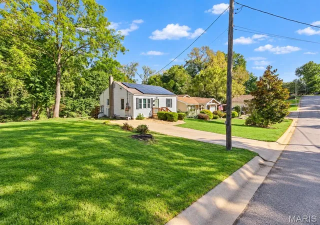 Photo 3 of Single family home for sale at 2425 Gillis St, Alton, IL 62002 | MLS# MIS26063862 | Listing updated on 2026-10-16