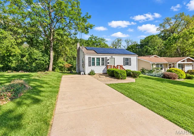 Photo 3 of Single family home for sale at 2425 Gillis St, Alton, IL 62002 | MLS# MIS26063862 | Listing updated on 2026-10-16