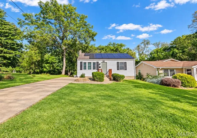 Photo 4 of Single family home for sale at 2425 Gillis St, Alton, IL 62002 | MLS# MIS26063862 | Listing updated on 2026-10-16