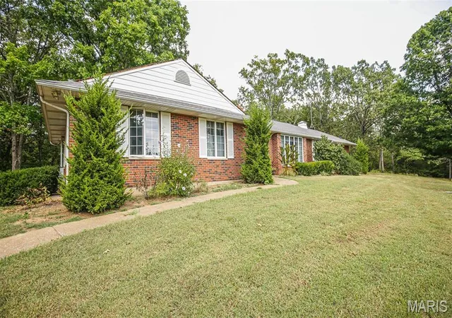 Photo 3 of Single family home for sale at 12901 Mohawk Dr, De Soto, MO 63020 | MLS# MIS26063863 | Listing updated on 2026-10-05