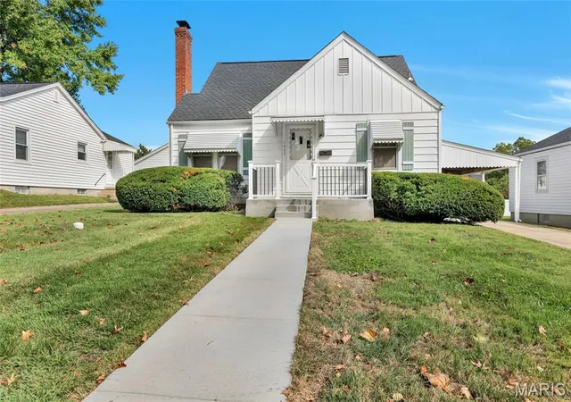 Photo 2 of Single family home for sale at 1022 Pike St, Saint Charles, MO 63301 | MLS# MIS26063874 | Listing updated on 2026-10-05