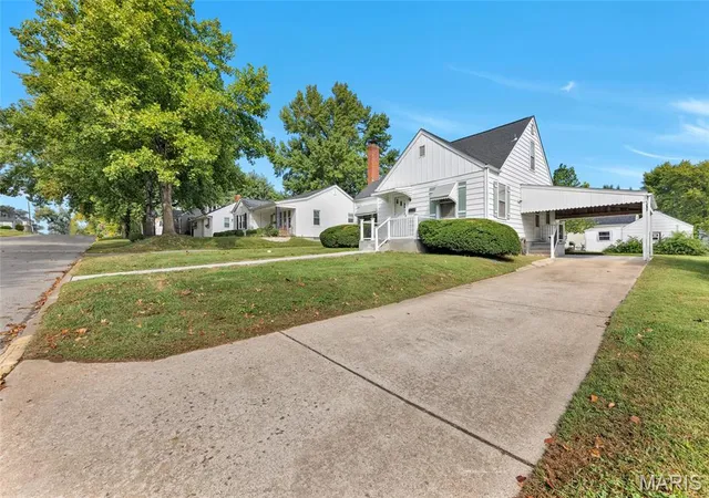 Photo 4 of Single family home for sale at 1022 Pike St, Saint Charles, MO 63301 | MLS# MIS26063874 | Listing updated on 2026-10-05