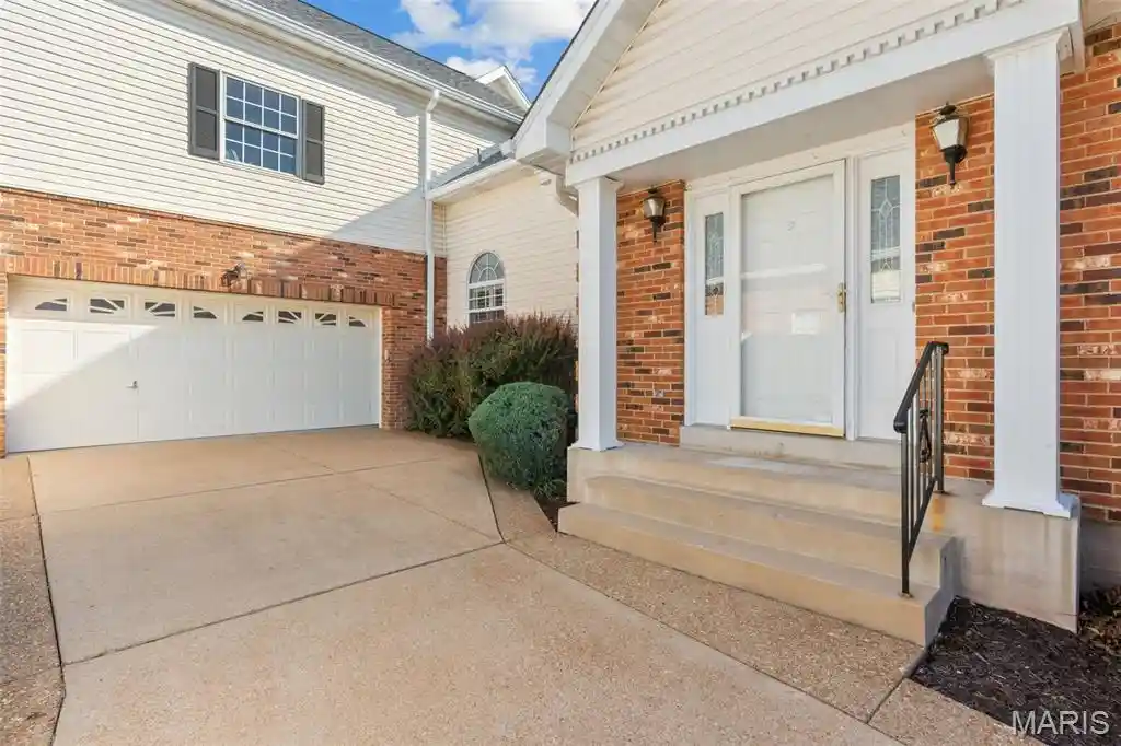 Listing Photo 2 - Condo for sale in 7463 Woodlawn Colonial Ln located at 7463 Woodlawn Colonial Ln, Saint Louis, MO 63119 - Unit 7463 Woodlawn Colonial Ln
